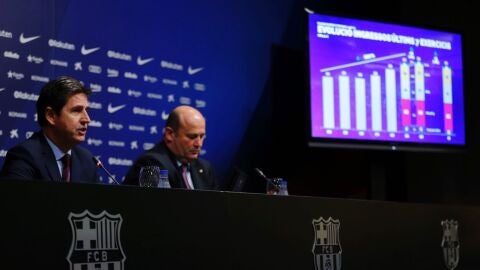 A la derecha, &Oacute;scar Grau, director ejecutivo del Bar&ccedil;a
