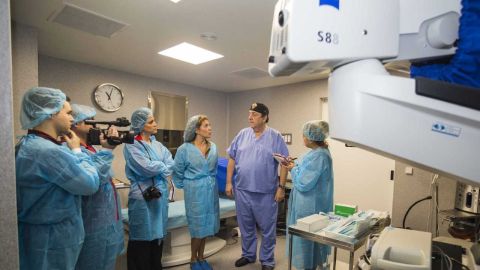 El doctor Fernando Soler en la cl&iacute;nica oftalmol&oacute;gica que regenta en Elche