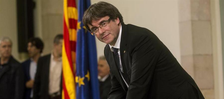 El presidente de la Generalitat, Carles Puigdemont, firma el documento sobre la Independencia El presidente de la Generalitat, Carles Puigdemont, firma el documento sobre la Independencia