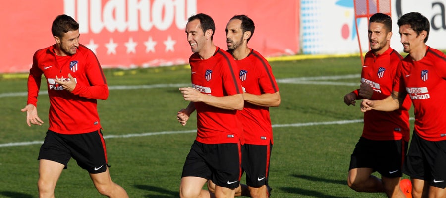 Godín bromea con Gabi en un entrenamiento del Atlético Godín bromea con Gabi en un entrenamiento del Atlético