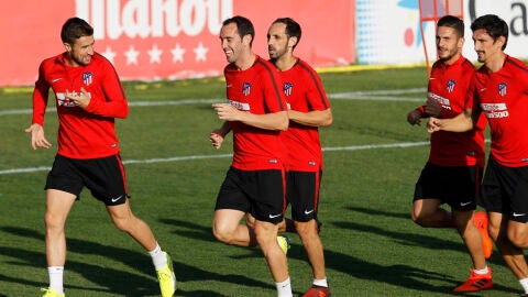 God&iacute;n bromea con Gabi en un entrenamiento del Atl&eacute;tico