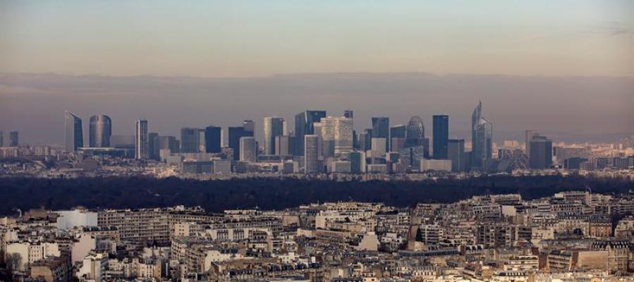 Vista general de una densa neblina sobre el distrito financiero de París, Francia Vista general de una densa neblina sobre el distrito financiero de París, Francia