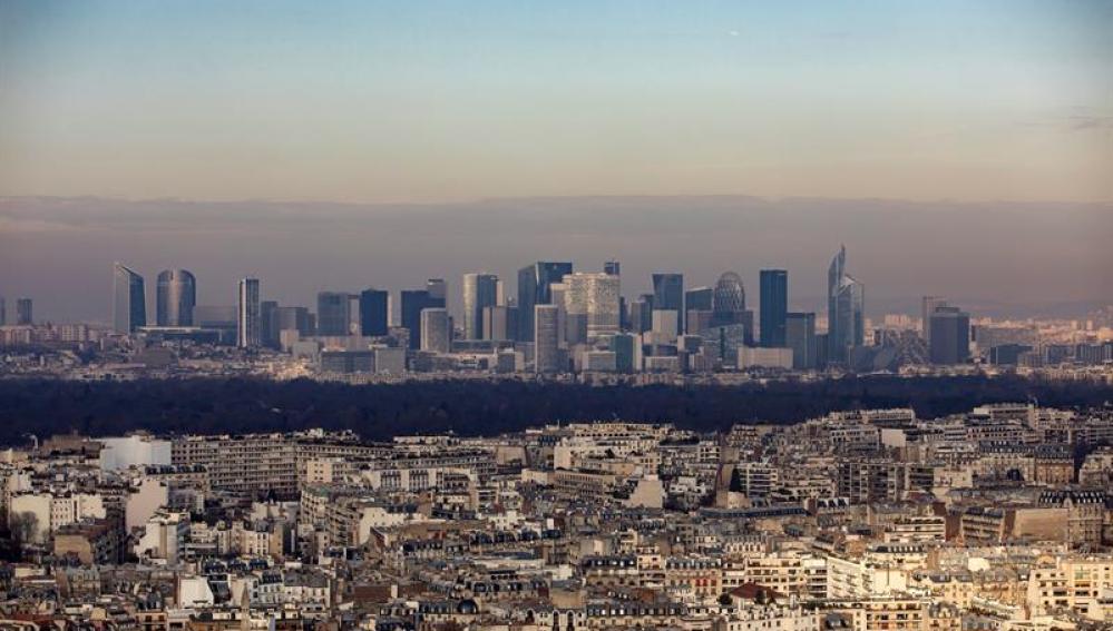 Vista general de una densa neblina sobre el distrito financiero de París, Francia