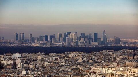 Vista general de una densa neblina sobre el distrito financiero de Par&iacute;s, Francia