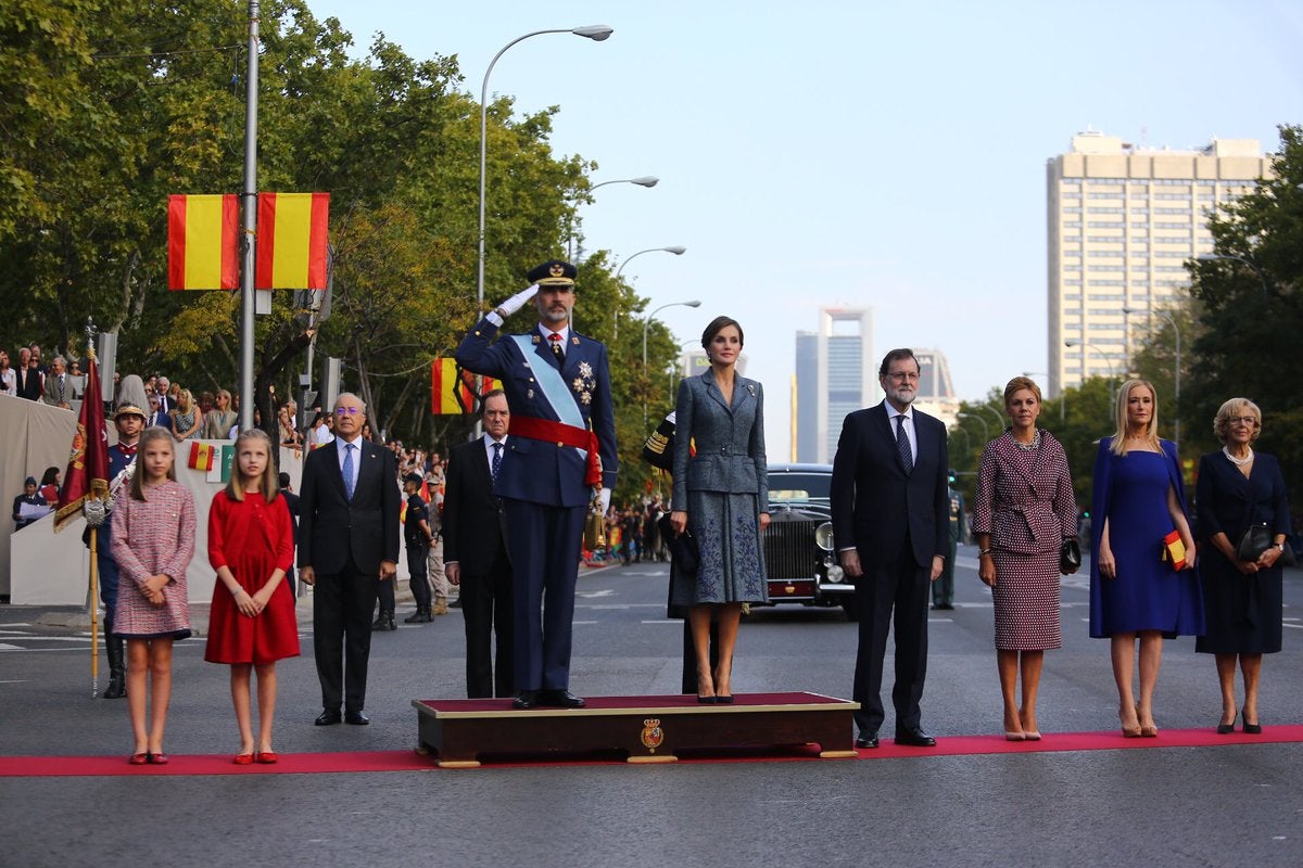 Aplausos y gritos de "viva España" al llegar los Reyes al desfile de la Fiesta Nacional Aplausos y gritos de "viva España" al llegar los Reyes al desfile de la Fiesta Nacional