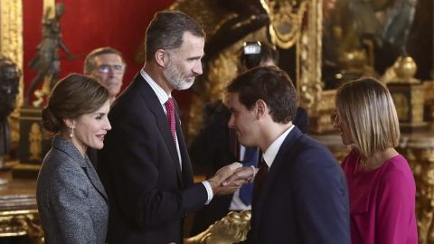 Albert Rivera saluda con su esposa a los Reyes. 