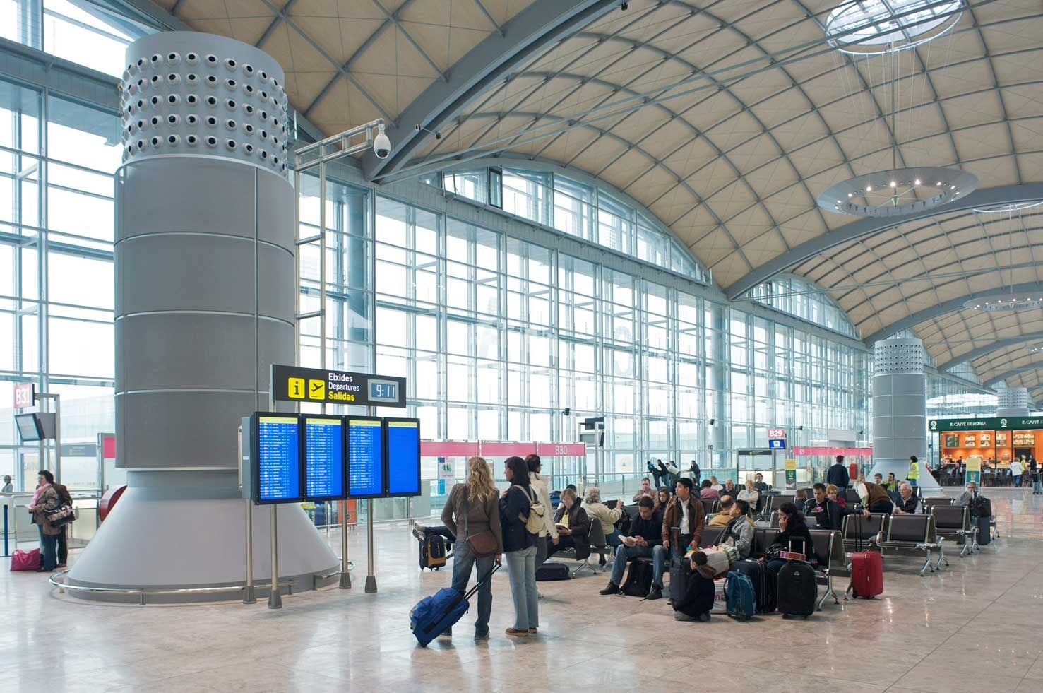 El tráfico de pasajeros nacional en el aeropuerto de El Altet crece un 11% de enero a agosto y el internacional registran una leve caída El tráfico de pasajeros nacional en el aeropuerto de El Altet crece un 11% de enero a agosto y el internacional registran una leve caída