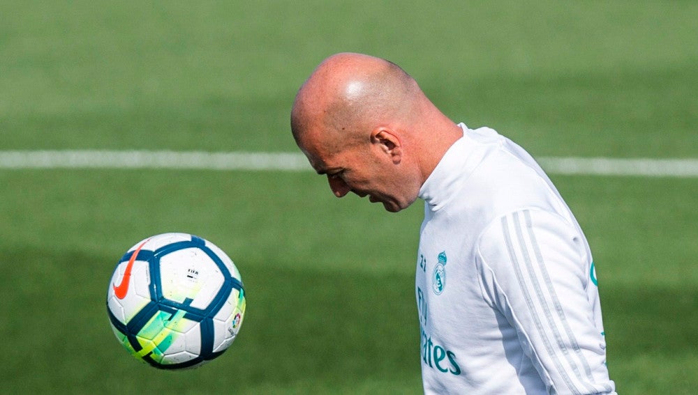 Zidane da toques durante un entrenamiento del Real Madrid