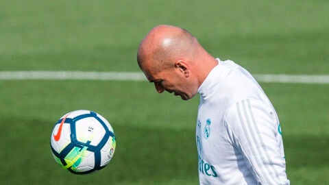 Zidane da toques durante un entrenamiento del Real Madrid