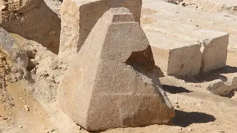 Descubierta una pirámide pequeña de granito rosado al sur de El Cairo Descubierta una pirámide pequeña de granito rosado al sur de El Cairo