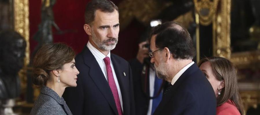 Mariano Rajoy conversa con los Reyes durante la recepción en el Palacio Real Mariano Rajoy conversa con los Reyes durante la recepción en el Palacio Real