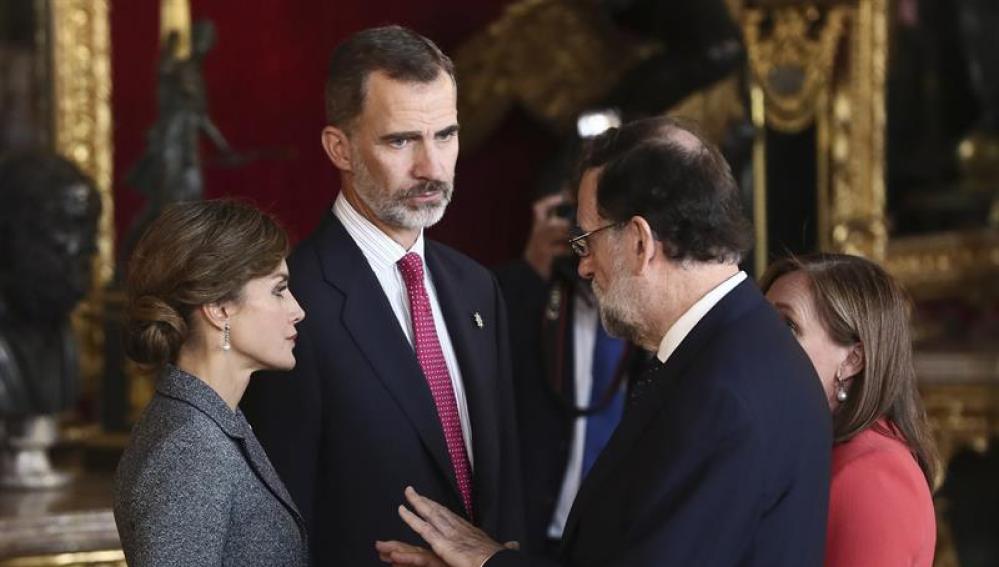 Mariano Rajoy conversa con los Reyes durante la recepción en el Palacio Real