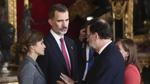 Mariano Rajoy conversa con los Reyes durante la recepci&oacute;n en el Palacio Real