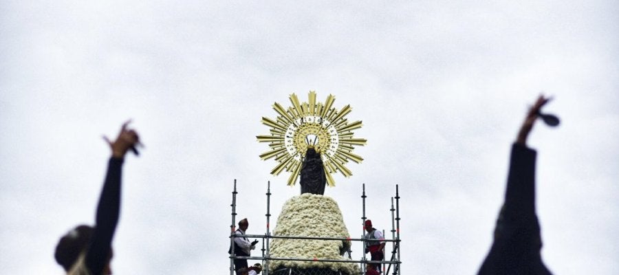 Más de 90 grupos depositan ya sus ramos en la Ofrenda de Flores a la Virgen del Pilar Más de 90 grupos depositan ya sus ramos en la Ofrenda de Flores a la Virgen del Pilar