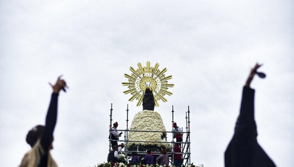 Más de 90 grupos depositan ya sus ramos en la Ofrenda de Flores a la Virgen del Pilar