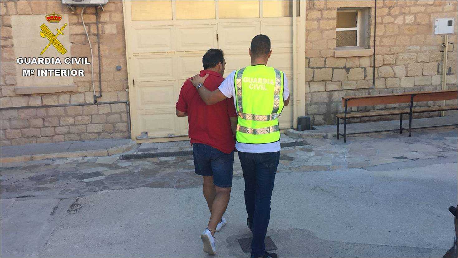 La Guardia Civil detiene a un comercial de vinos de Elda por una presunta a estafa a 40 comercios del Medio Vinalopó La Guardia Civil detiene a un comercial de vinos de Elda por una presunta a estafa a 40 comercios del Medio Vinalopó