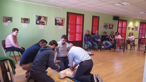 Trabajadores del Ayuntamiento de Segovia reciben un curso para utilizar los desfibriladores