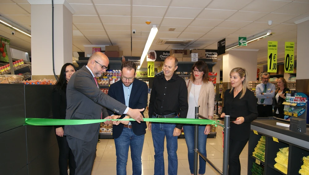 Momento del corte simbólico de la cinta con el que se ha inaugurado el nuevo supermercado de Hiperber