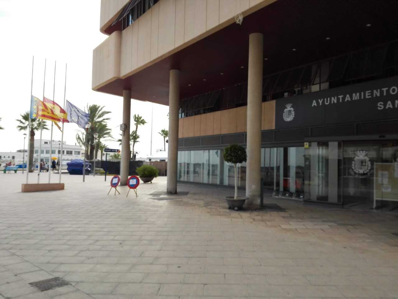 Las banderas del Ayuntamiento de Santa Pola ondearán a media asta durante tres días Las banderas del Ayuntamiento de Santa Pola ondearán a media asta durante tres días