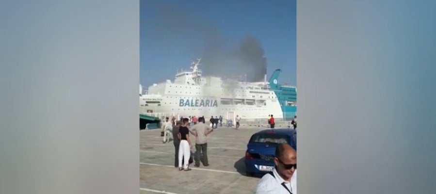 Incendio en un barco de pasajeros atracado en el puerto de Valencia con destino a Argelia Incendio en un barco de pasajeros atracado en el puerto de Valencia con destino a Argelia