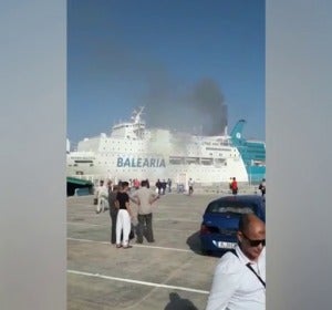 Incendio en un barco de pasajeros atracado en el puerto de Valencia con destino a Argelia Incendio en un barco de pasajeros atracado en el puerto de Valencia con destino a Argelia
