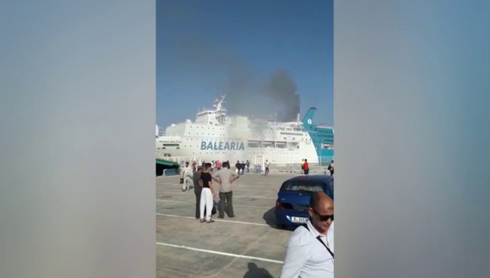 Incendio en un barco de pasajeros atracado en el puerto de Valencia con destino a Argelia
