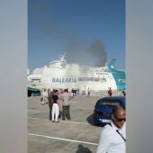 Incendio en un barco de pasajeros atracado en el puerto de Valencia con destino a Argelia