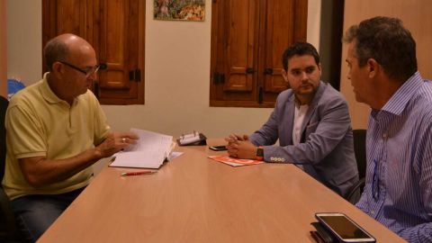 David Caballero, de C's Elche, reunido con el portavoz de la Asociaci&oacute;n de Vecinos de La Hoya