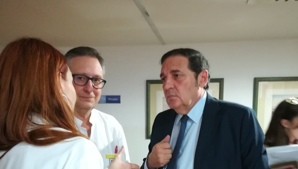 El consejero de Sanidad en su visita al Hospital de Segovia