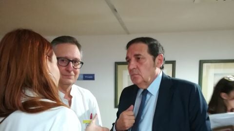 El consejero de Sanidad en su visita al Hospital de Segovia
