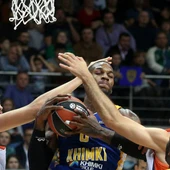 El Valencia defiende una jugada El Valencia defiende una jugada