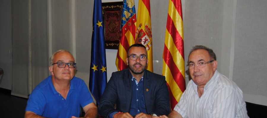 L´alcalde Benlloch reunit amb representants d´Apaval per conèixer i recolçar el nou mètode de caça ideat per la entitat amb seu en Vila-real. L´alcalde Benlloch reunit amb representants d´Apaval per conèixer i recolçar el nou mètode de caça ideat per la entitat amb seu en Vila-real.
