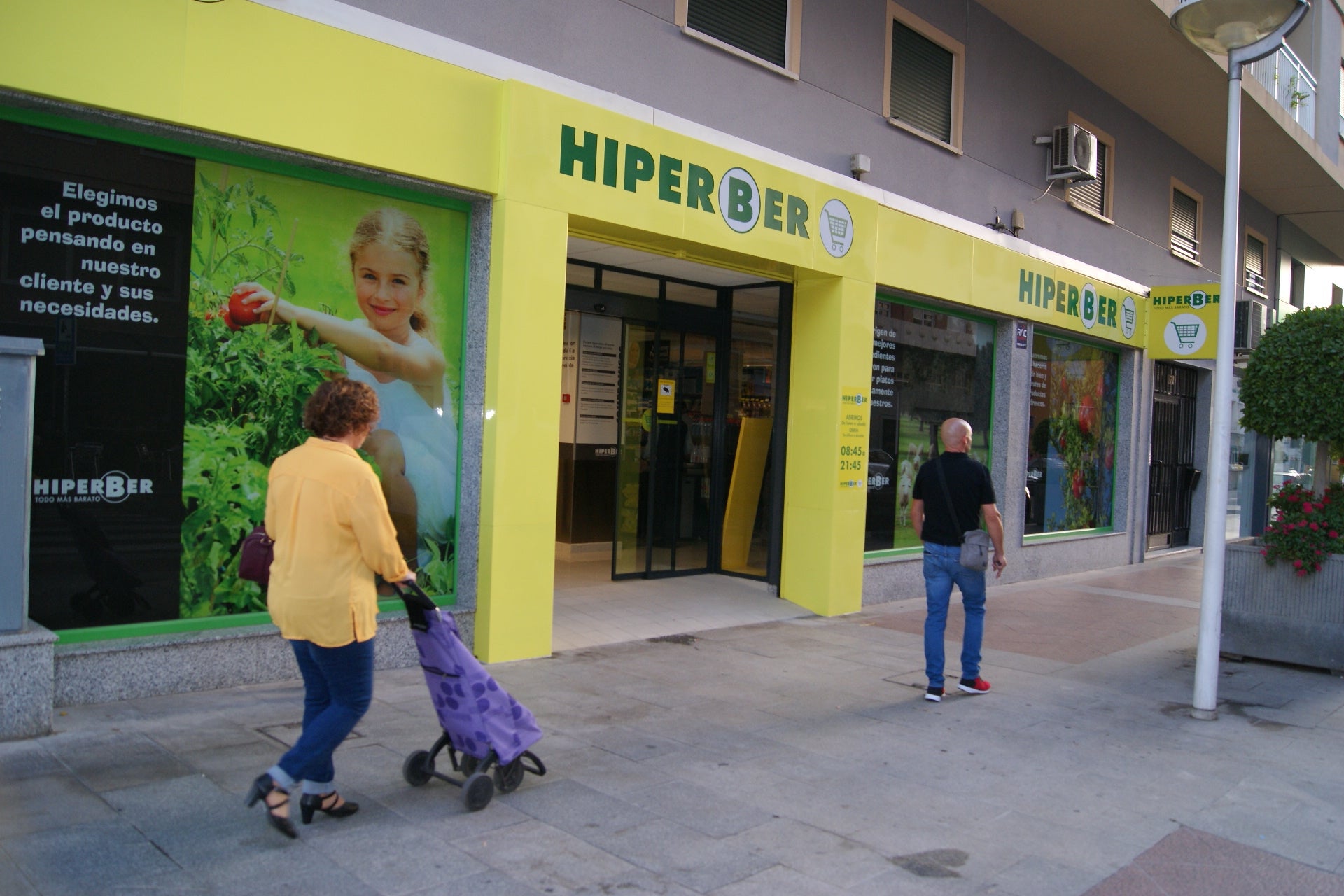 Hiperber dona 15.000 euros en productos de primera necesidad a los afectados por la DANA en Valencia Hiperber dona 15.000 euros en productos de primera necesidad a los afectados por la DANA en Valencia