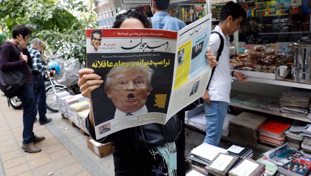Una mujer iraní lee un ejemplar del diario 'Arman' 
