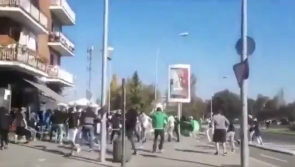 Multitudinaria pelea entre ultras del Alavés y del Racing de Santander en las calles de Vitoria