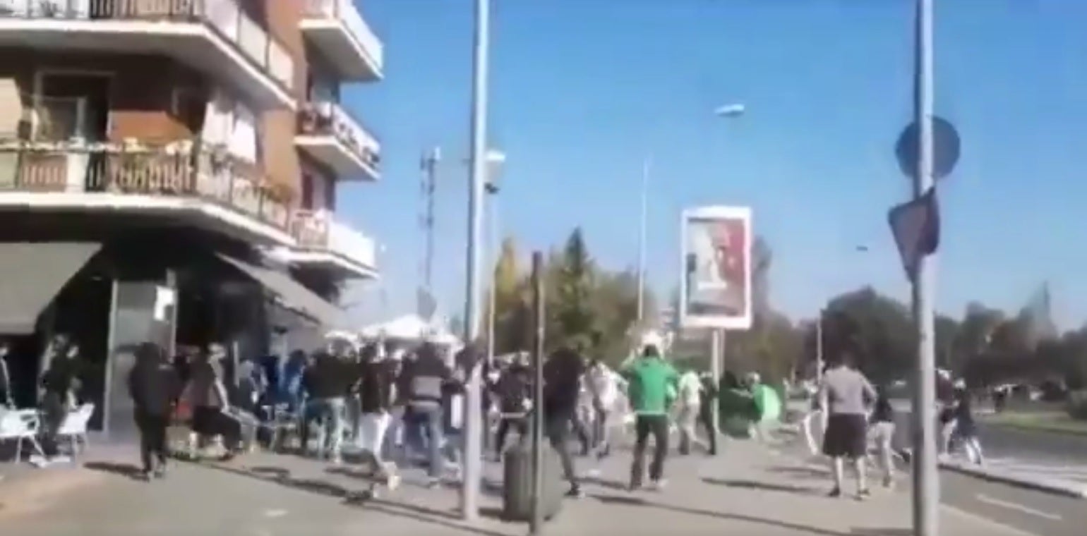Multitudinaria pelea entre ultras del Alavés y del Racing de Santander en las calles de Vitoria Multitudinaria pelea entre ultras del Alavés y del Racing de Santander en las calles de Vitoria