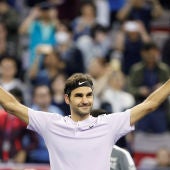 Federer celebra la victoria contra Del Potro