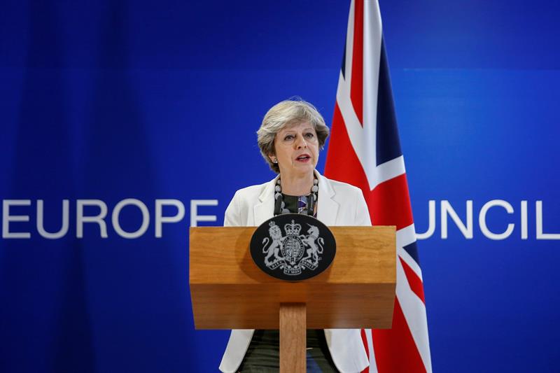 May dice que debe respetarse la legalidad y la Constitución española May dice que debe respetarse la legalidad y la Constitución española