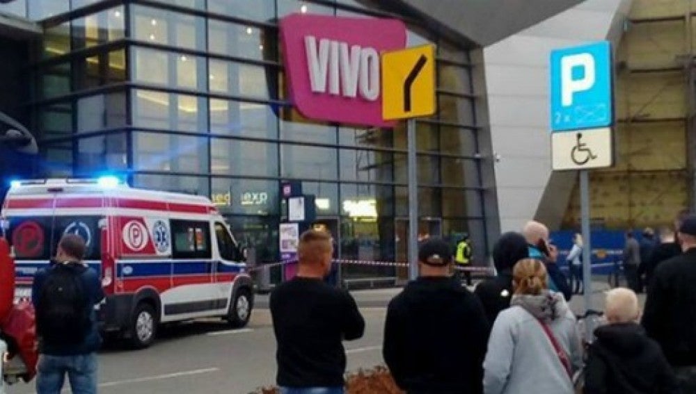Exterior del centro comercial de Polonia donde ha tenido lugar el ataque con cuchillo