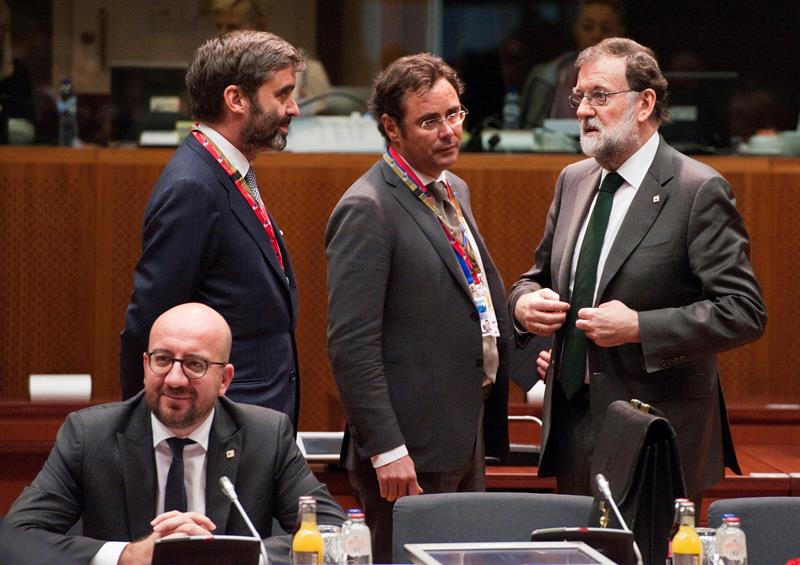 Rajoy se saluda con Michel tras la polémica por sus declaraciones sobre Cataluña Rajoy se saluda con Michel tras la polémica por sus declaraciones sobre Cataluña