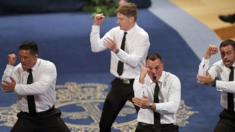 Los All Blacks interpretan la haka en Oviedo