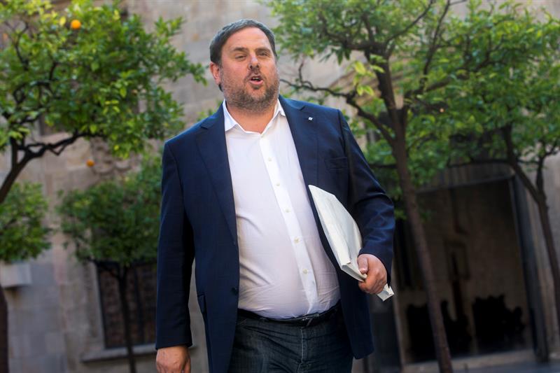 Junqueras tampoco acata su cese y pide a los catalanes "perseverancia" Junqueras tampoco acata su cese y pide a los catalanes "perseverancia"
