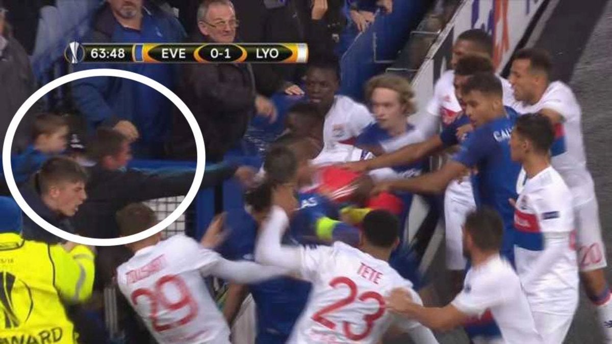 Un aficionado del Everton intenta agredir a jugadores del Lyon... ¡con su hijo menor en brazos! Un aficionado del Everton intenta agredir a jugadores del Lyon... ¡con su hijo menor en brazos!