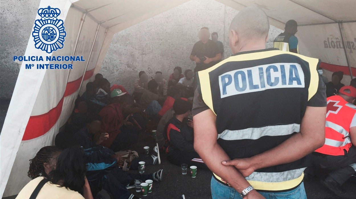 Cae una red que traficó con cientos de subsaharianos en pateras que iban hacia Canarias Cae una red que traficó con cientos de subsaharianos en pateras que iban hacia Canarias