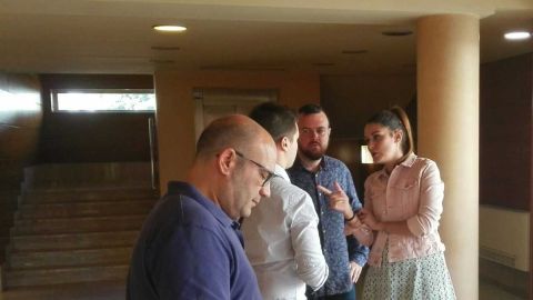 Los concejales de Comrpom&iacute;s, Mireia Moll&agrave;; Antonio Garc&iacute;a; y Felip S&aacute;nchez, en el Hall del Ayuntamiento de Elche