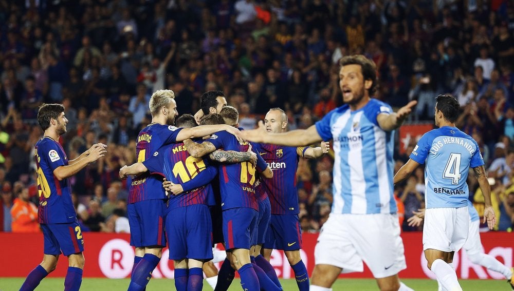 Deulofeu celebra el 1-0 ante las protestas de los jugadores del Málaga