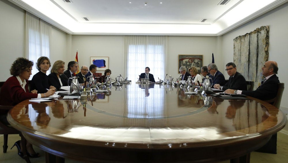 Primera imagen de la reunión extraordinaria del Consejo de Ministros para frenar a Puigdemont