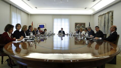 Primera imagen de la reuni&oacute;n extraordinaria del Consejo de Ministros para frenar a Puigdemont