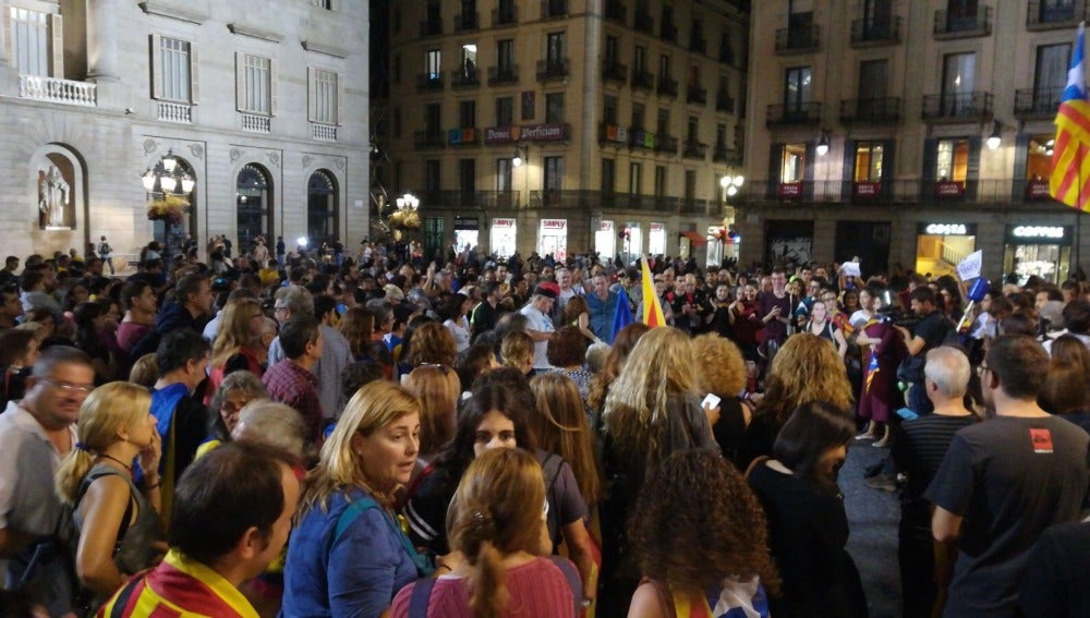 Manifestantes en la plaza St Jaume