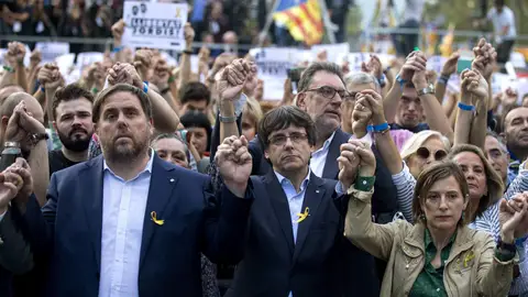 Puigdemont, Oriol Junqueras y Carme Forcadell durante la manifestación en Barcelona Puigdemont, Oriol Junqueras y Carme Forcadell durante la manifestación en Barcelona